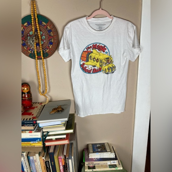 Magic School Bus Tops - Y2K Magic School Bus Vintage PBS Space Tour Tshirt, sz S